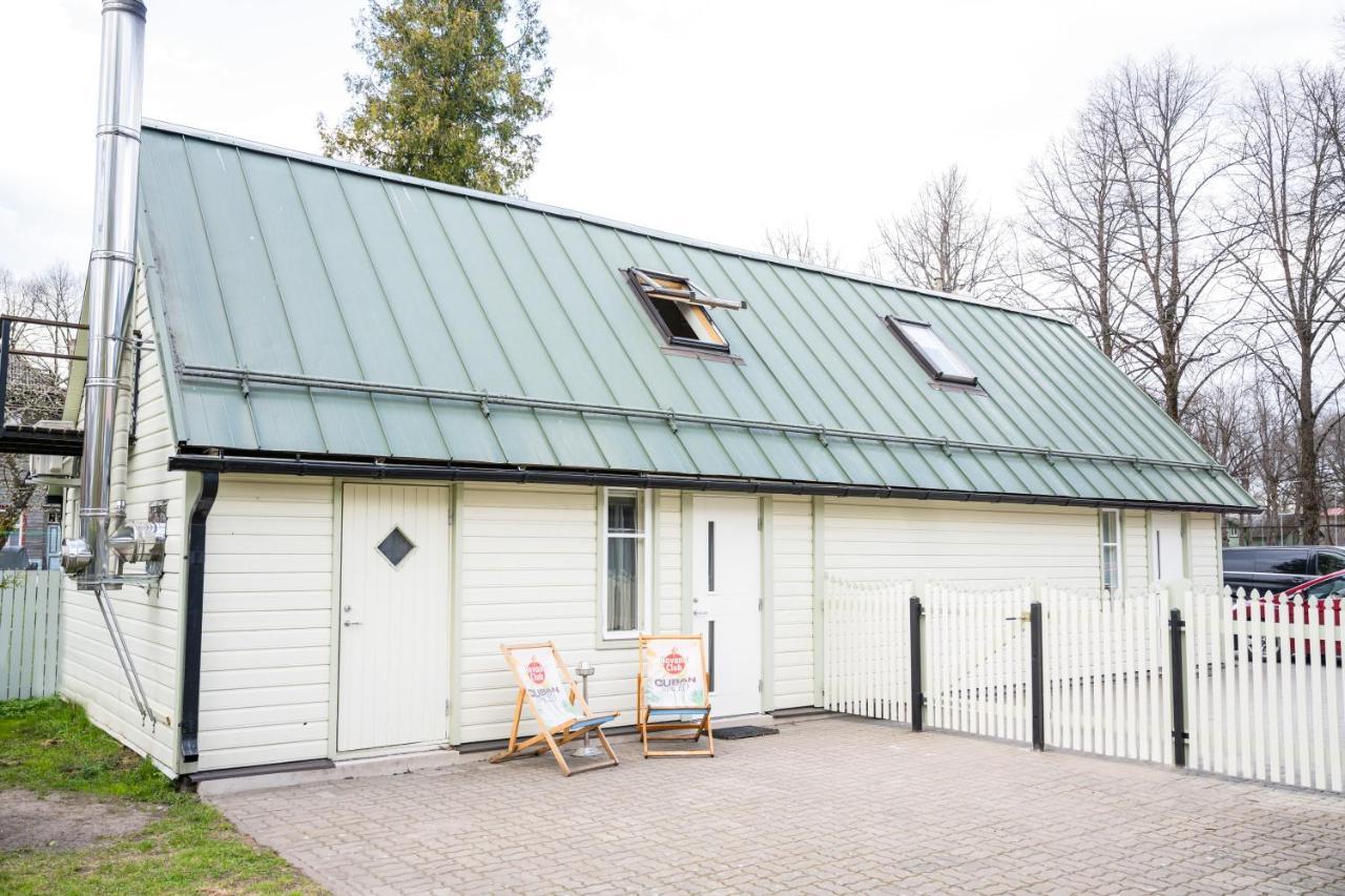Cabin Guesthouse With Free Parking 페르누 외부 사진